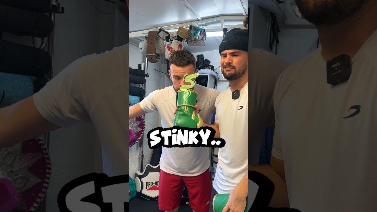 Вонючие перчатки 🤮 #бокс #боксерскиеперчатки #урок #научитьсябоксировать #вирусный #урокпобоксу
