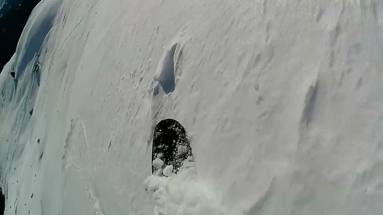 Splitboarding dans les Alpes du Nord. 