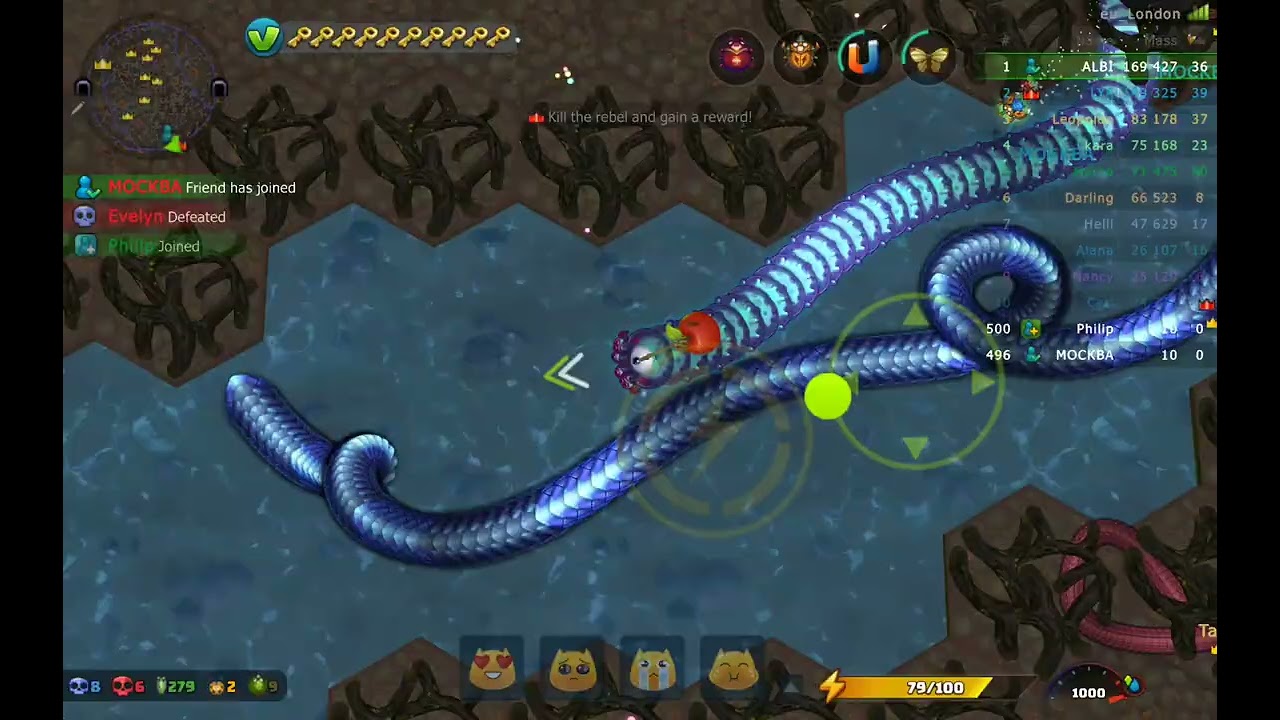 Little big snake game chasing the king
