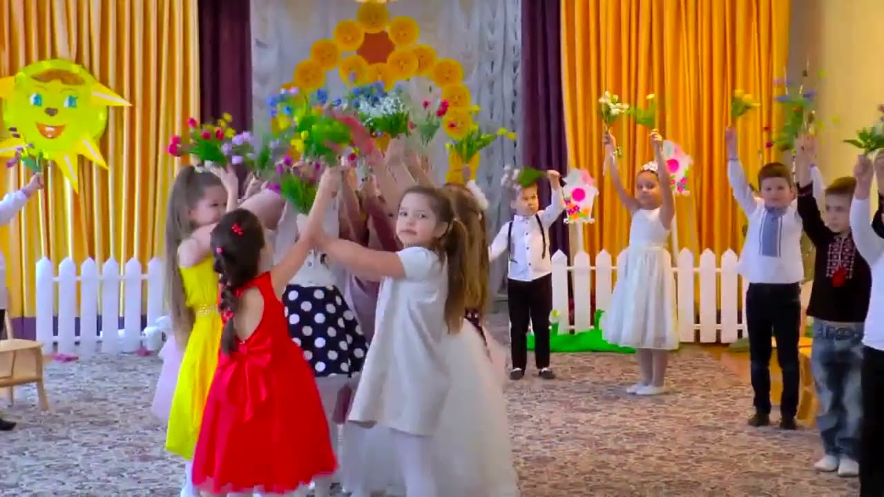 Красивий Вхід - танок з квітами на свято мами