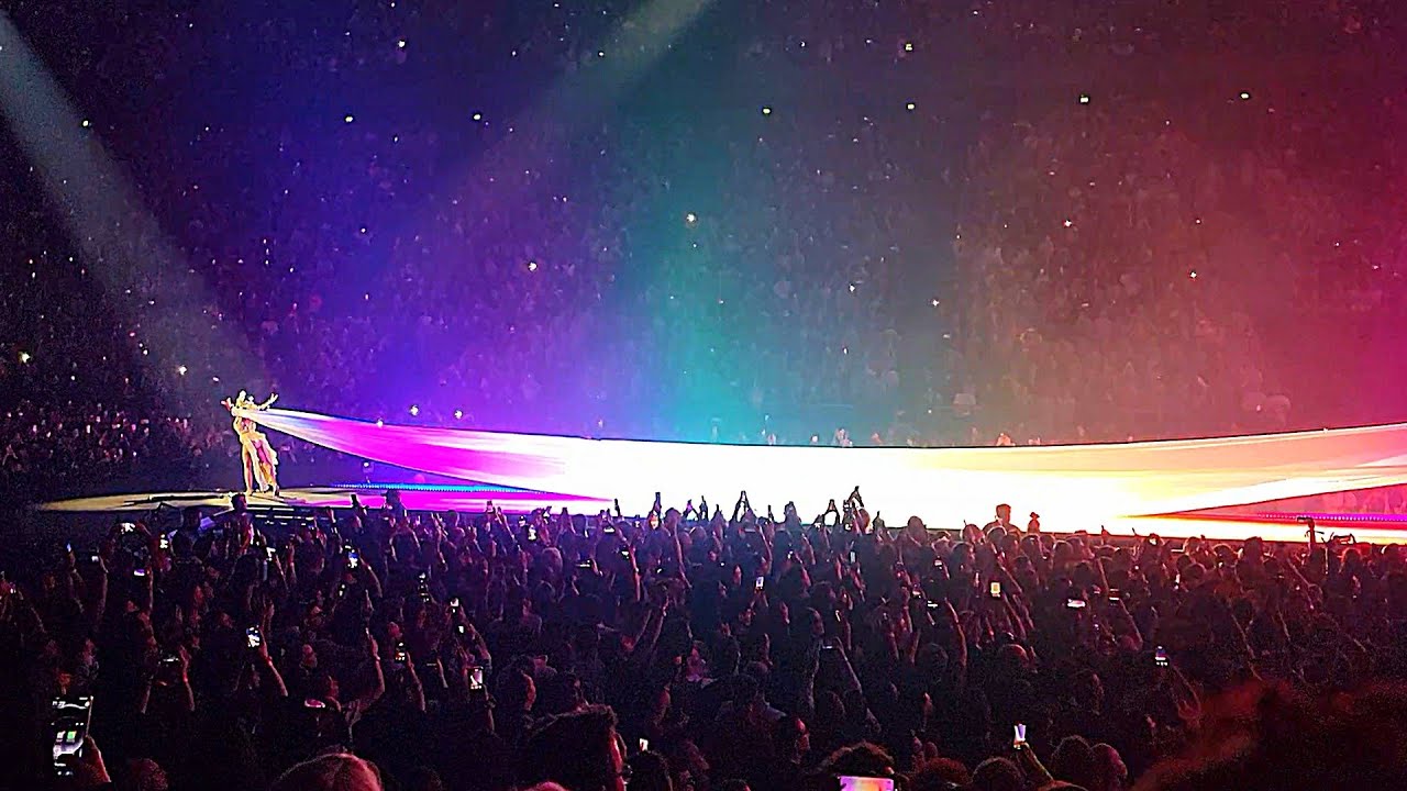 Paparazzi - LADY GAGA - The Mayhem Ball - Paris - Night 1 - 17.11.2025