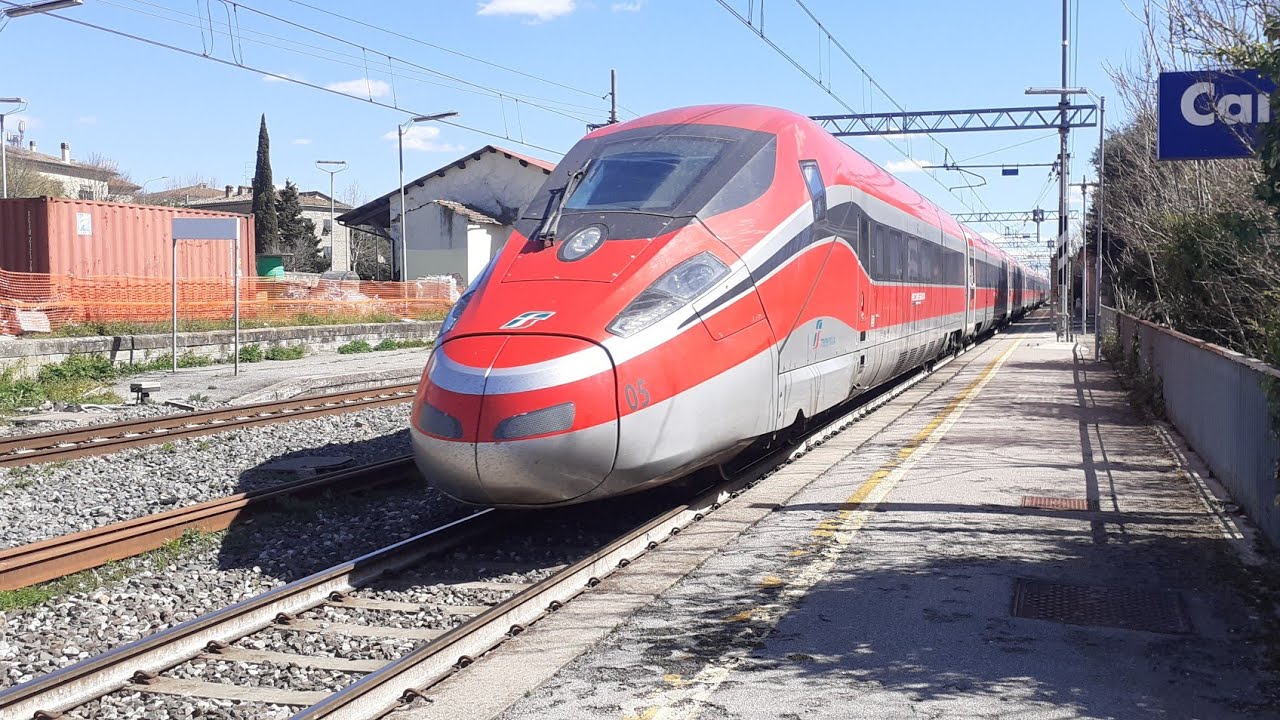 Il traffico domenicale di treni a Camucia-Cortona
