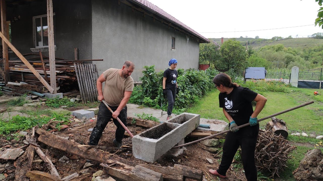 Am terminat de curățat locul unde a fost cotețul. Am avut și ajutoare. 🛠️