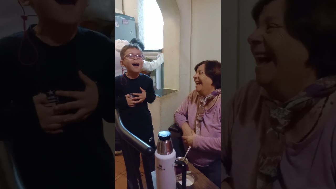 MIS HERMANOS THOMAS Y THIAGO CANTANDOLE A MI ABUELA FATI