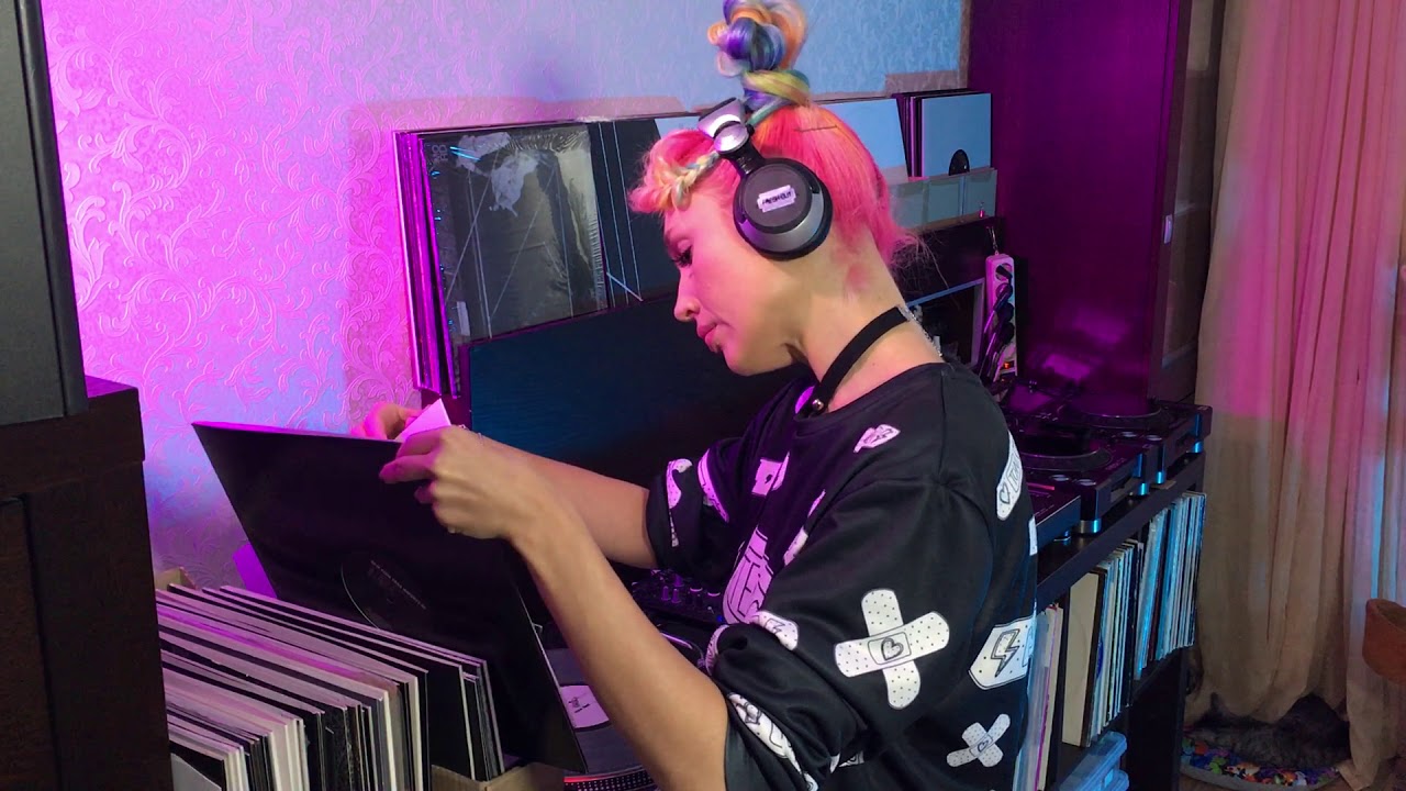 Marika Rossa at home, playing some techno for my cats