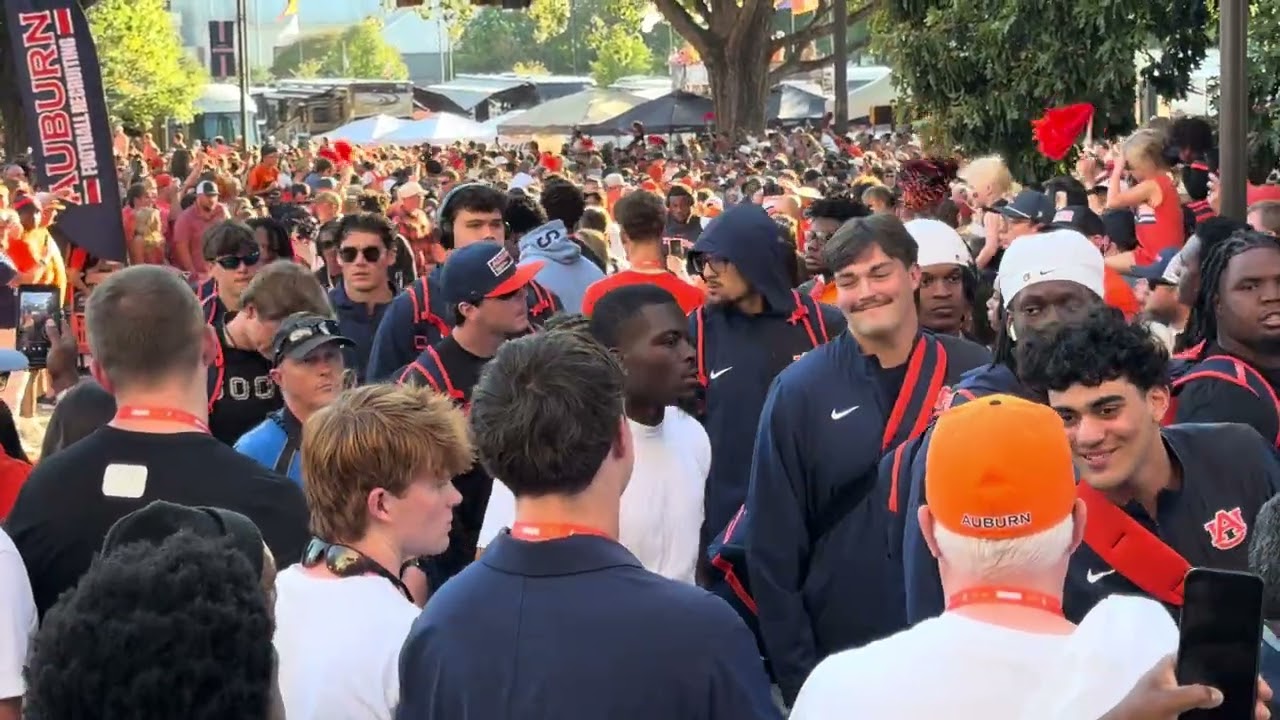 Auburn arrives at Tiger Walk before facing Georgia