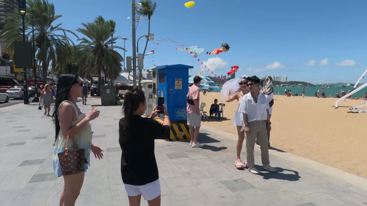 Stunning Pattaya Beach Family Fun Giant Kites Views | Cosy Beach Restaurants Bay Views #pattayabeach