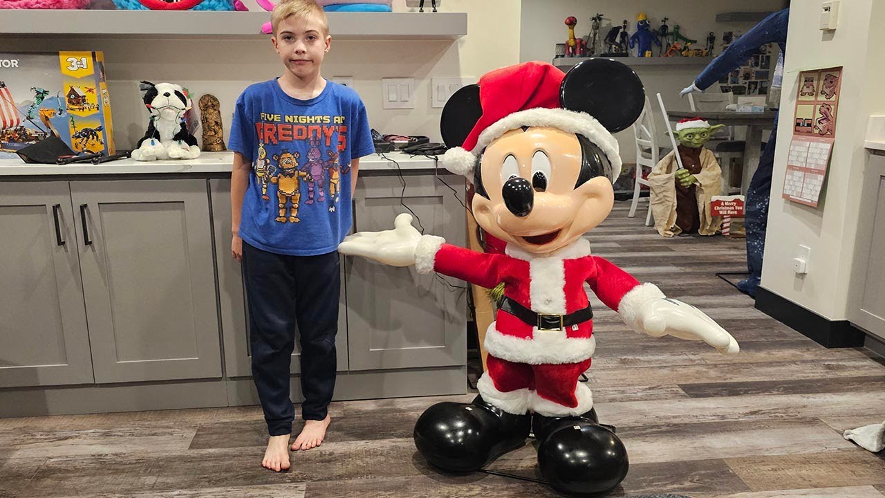 Unboxing New Mickey Mouse Disney Christmas Animatronic!