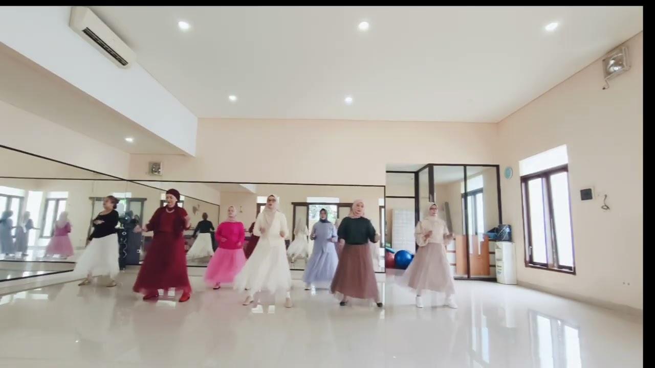 18 Yellow Roses Line Dance/Choreo:Su Ja Choe (KOR) - January 2026Music:18 Yellow Roses - Bobby Darin