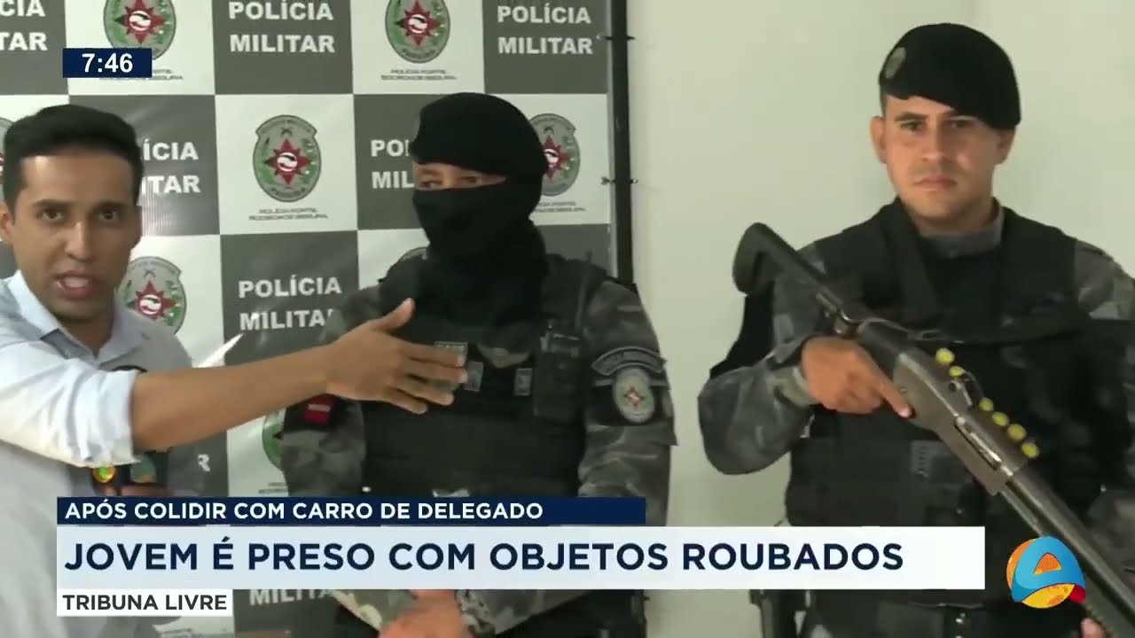 Jovem é preso com objetos roubados após colidir com carro de delegado