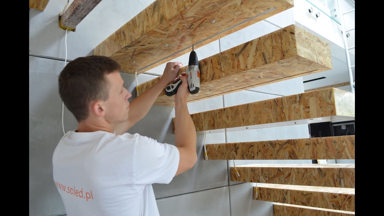 Montaż schod&oacute;w z oświetleniem LED, Oświetlenie liniowe ZOS w schodach