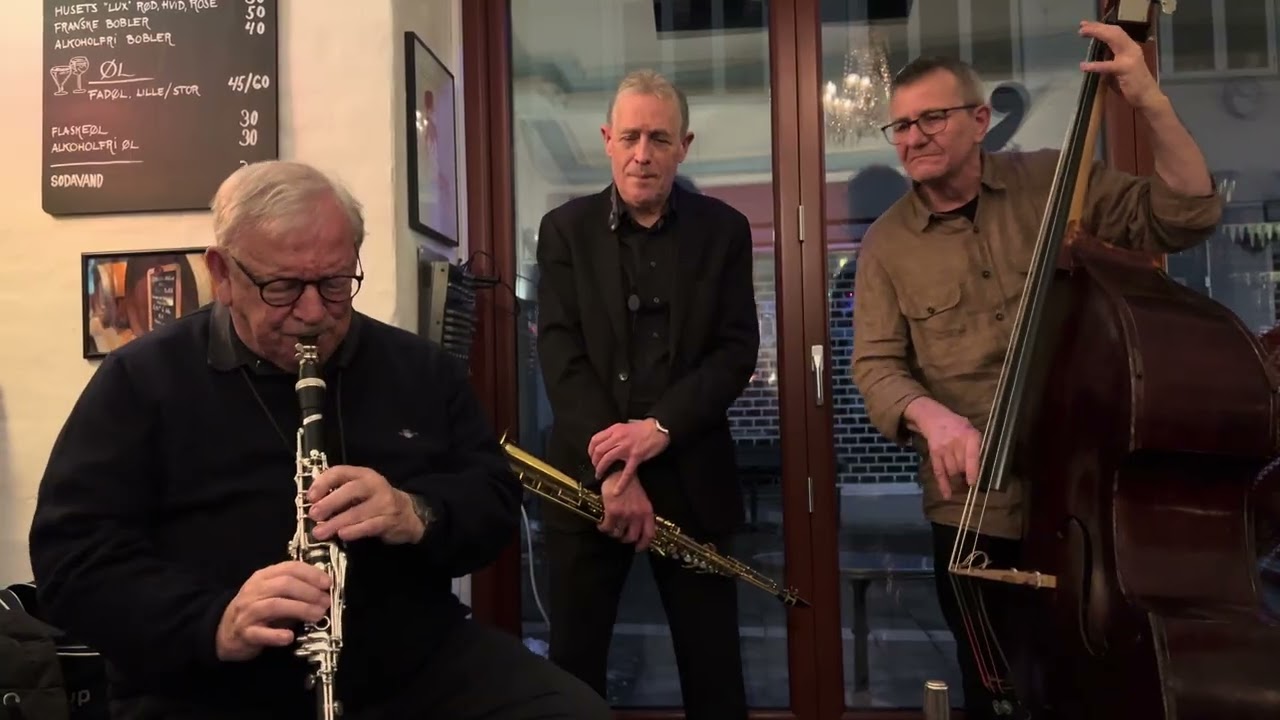 Les Trois på Café Rouge 