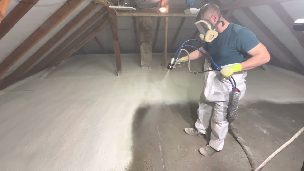 F&ouml;d&eacute;m szigetel&eacute;s z&aacute;rt cell&aacute;s poliuret&aacute;n habbal / Closed Cell Spray Foam Insulation Application