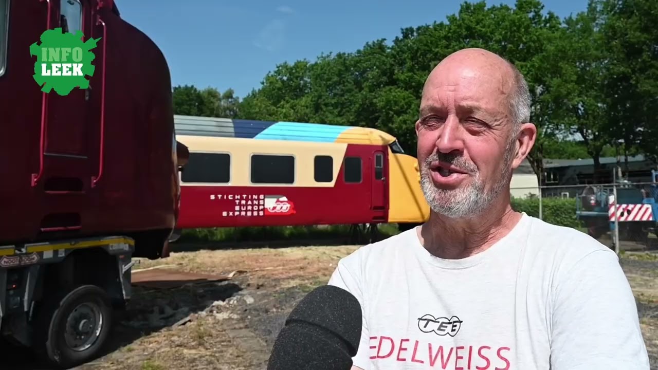 Trans Europ Express (TEE) treinstellen met speciaal transport naar Leek