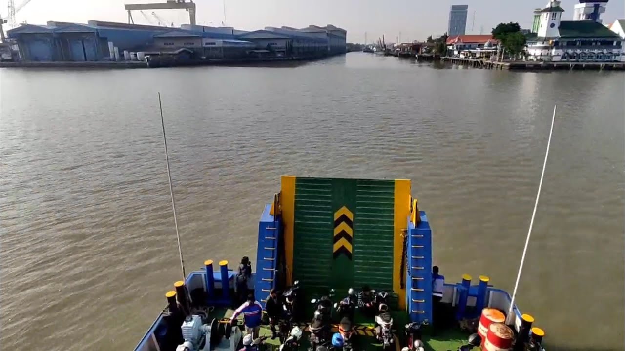 Proses Bongkar muat dan Tolak - tiba di penyebrangan Ujung - Kamal ( Timelapse)