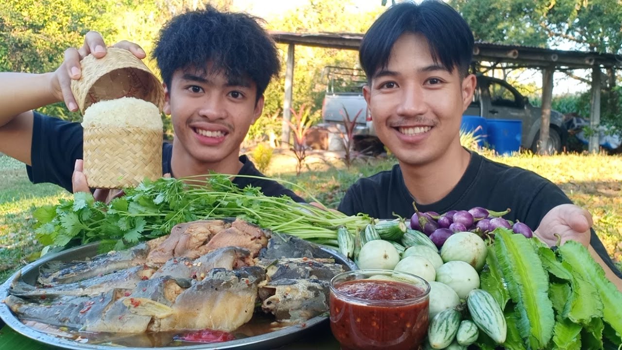 ต้มยำปลาดุก นํ้าพริกปลาย่างผักสด มากินข้าวด้วยกันครับ.