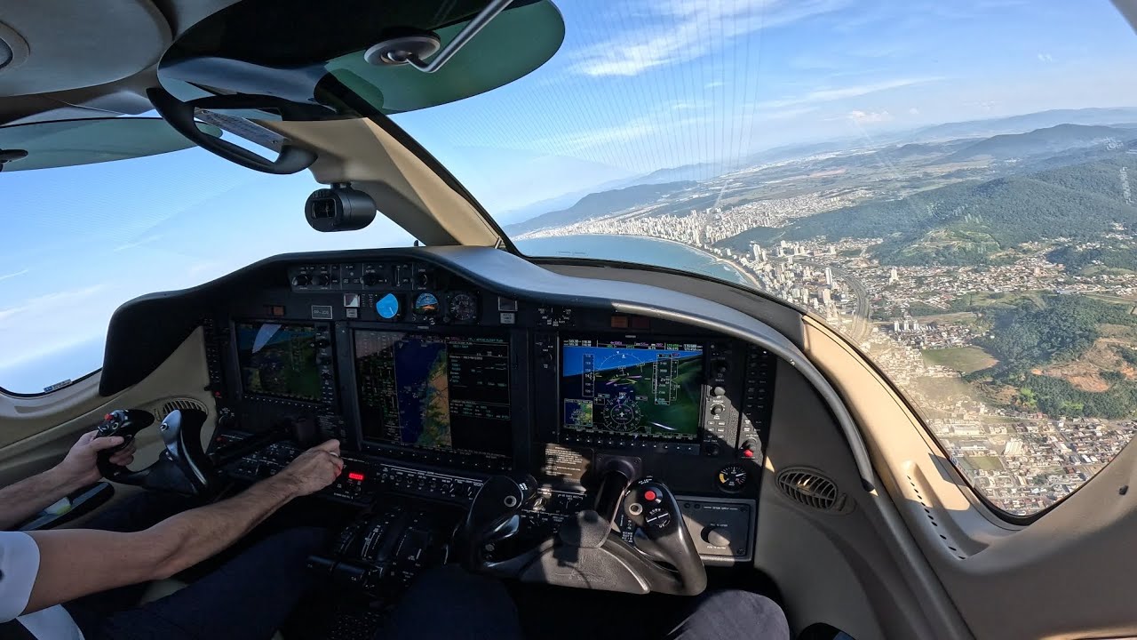 Aproximação e pouso Citation Mustang em Porto Belo - SC - SDEN [COM FONIA] - Canal Plano de Voo