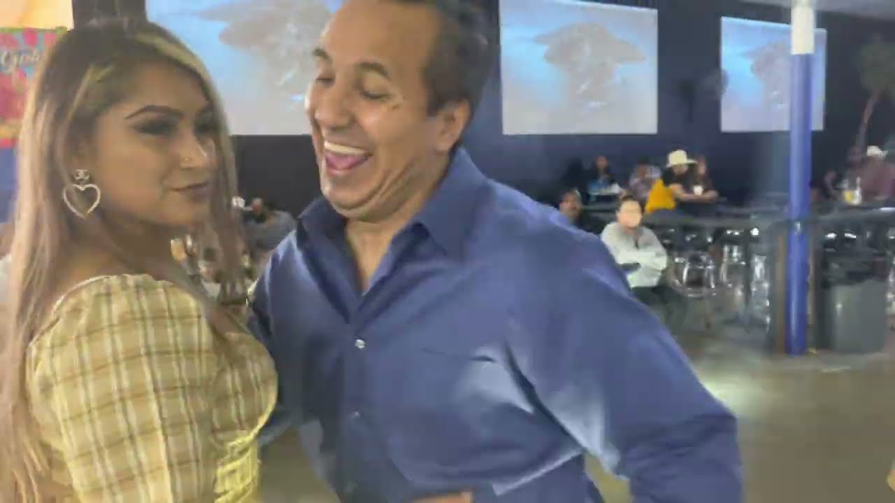 Que bonito baila Lizbeth con el Profesor!