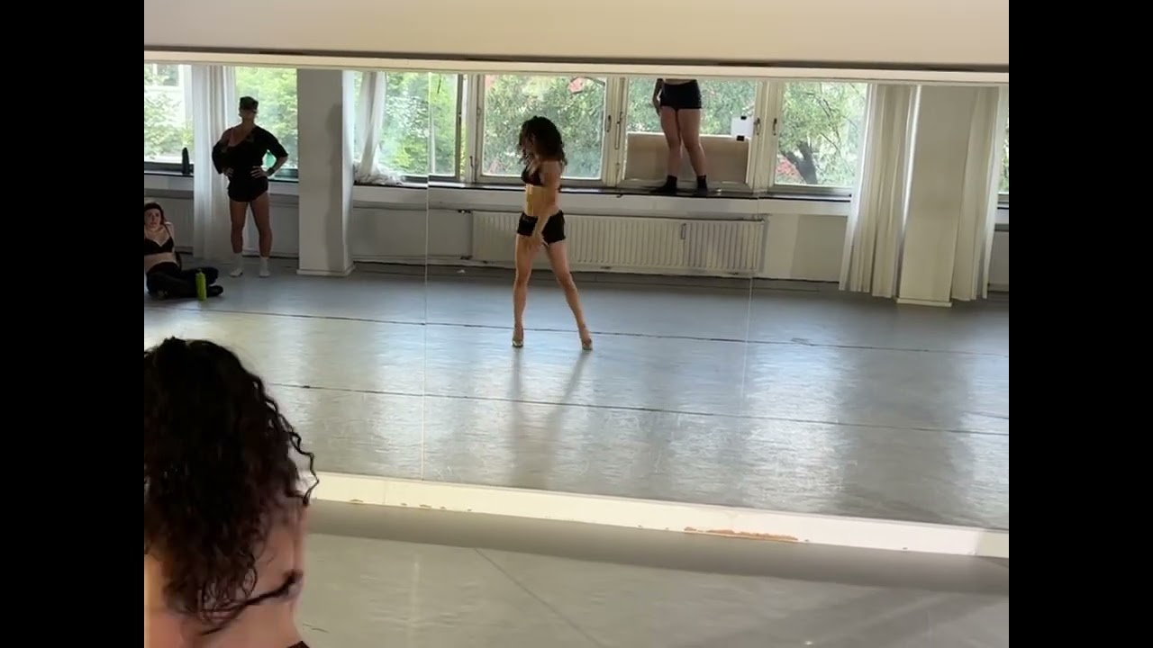 FAME IS A GUN - ADDISON RAE / Choreography by Bigna Itten