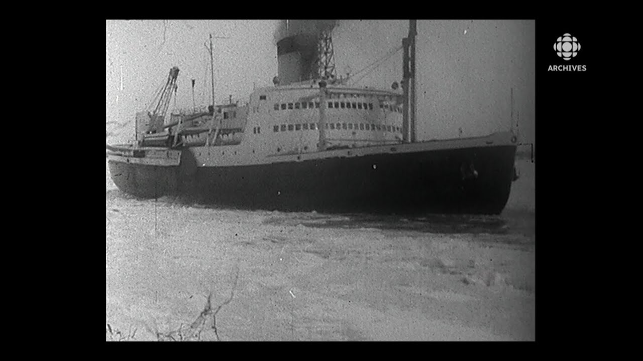 En 1961, le brise-glace d'Iberville à l'œuvre dans les eaux du Saint-Laurent