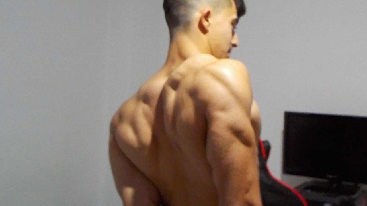 Flexing muscles HD