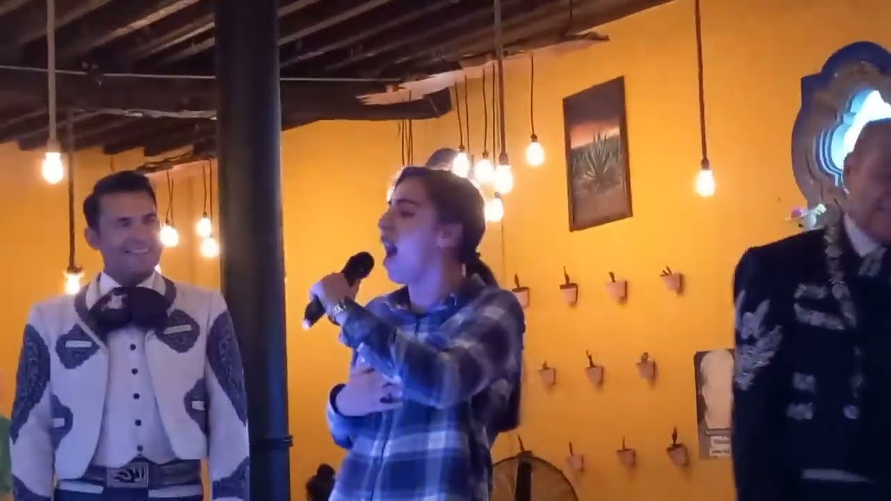PALOMAZO en un Restaurante con Antonio Alfaro & Erick Hernández - Laura Daniela