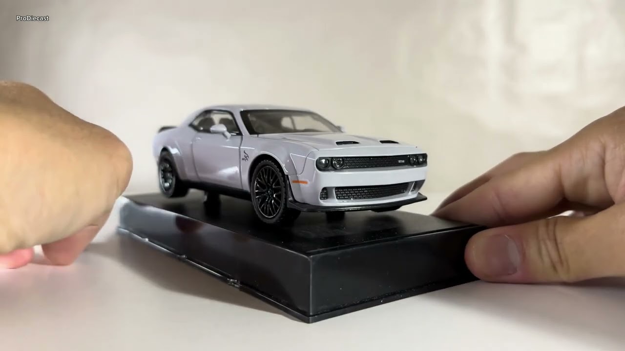 Unboxing Dodge Challenger Hellcat 1:24 Scale Die cast Model Metal Car