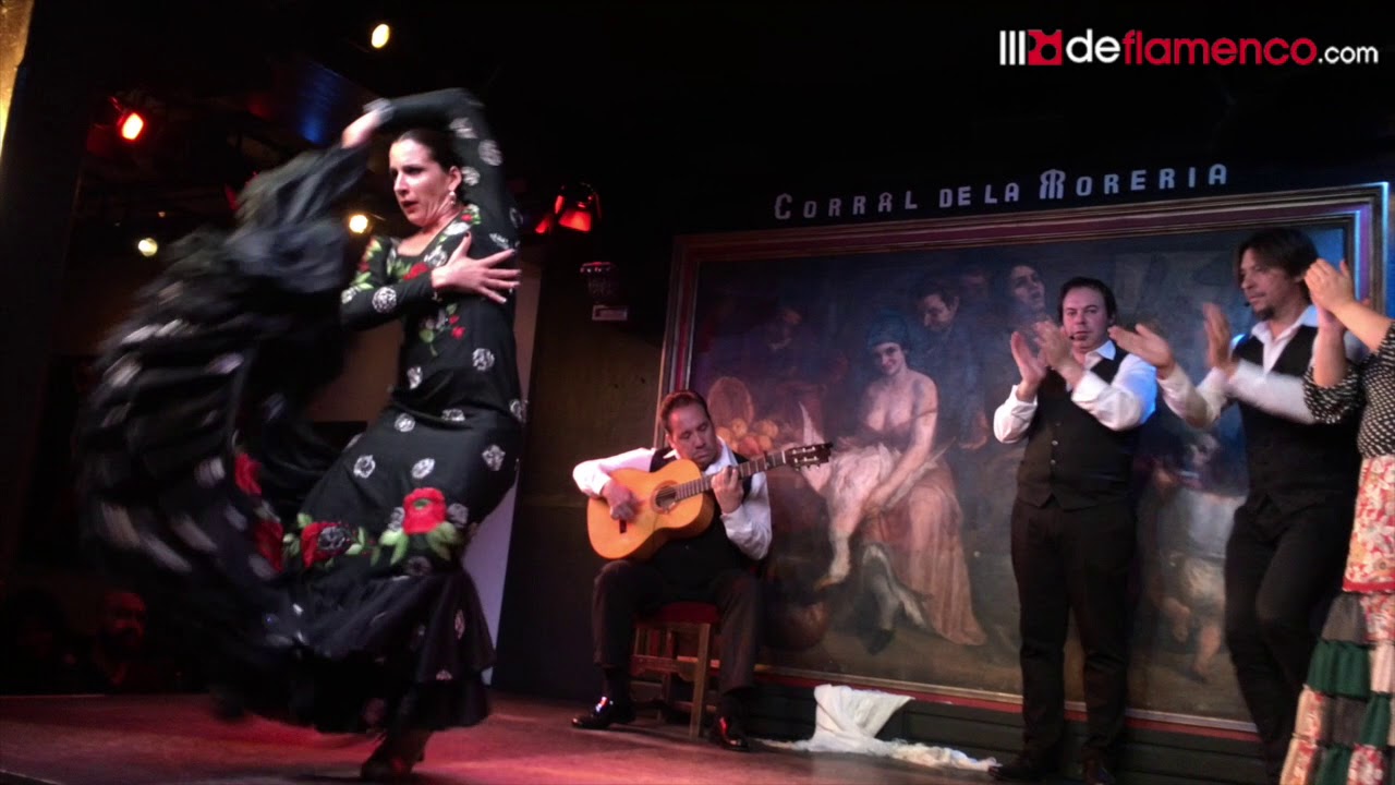 Luisa Palicio con bata de cola y mantón en el Corral de la Moreria