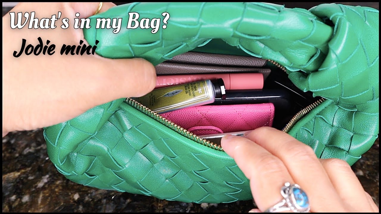 WHAT'S IN MY BAG 2021? FEAT. BOTTEGA VENETA JODIE MINI WITH MOD SHOTS