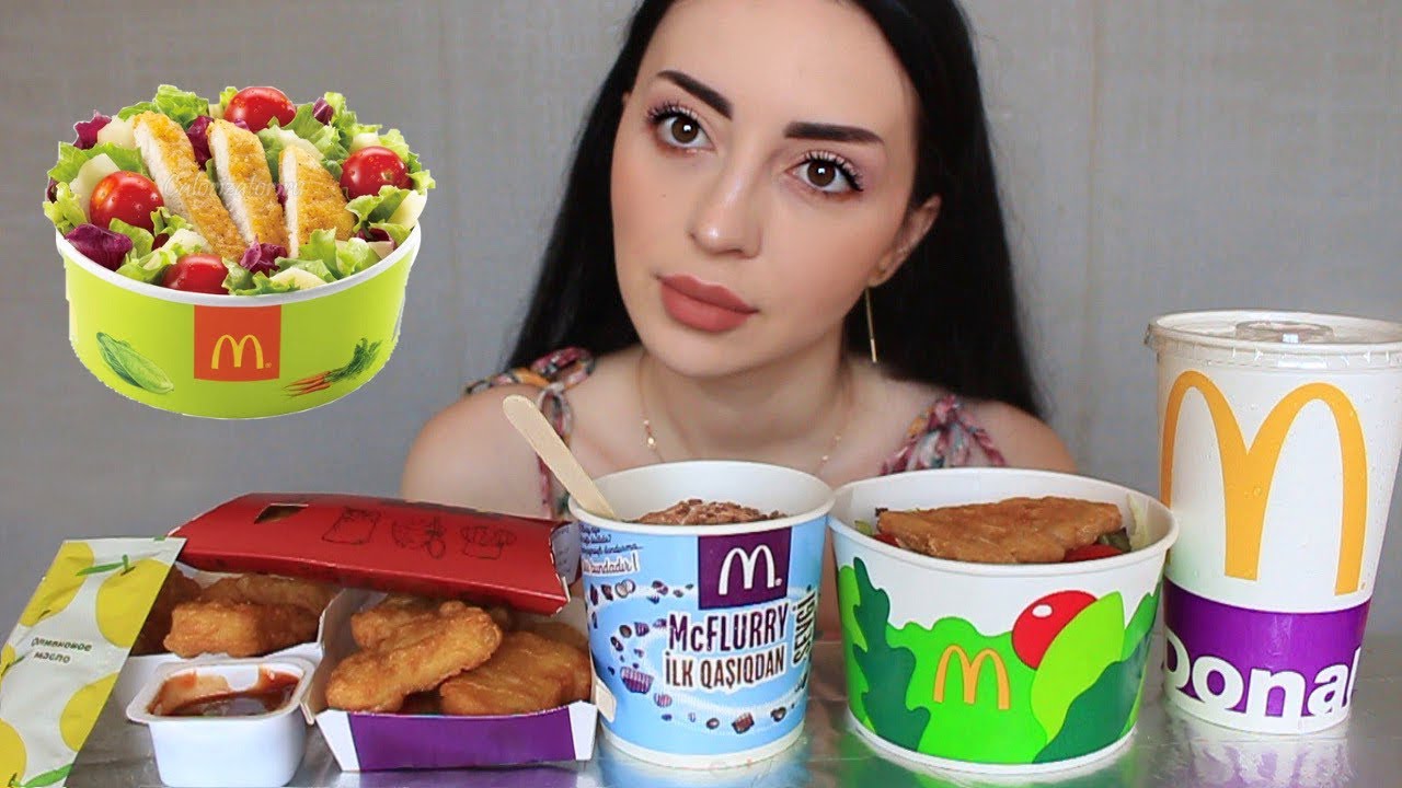 НОВИНКИ ИЗ МАКДОНАЛЬДСА 🌸 ПРОБУЮ ВПЕРВЫЕ 🍔 Mukbang Ayka Emilly