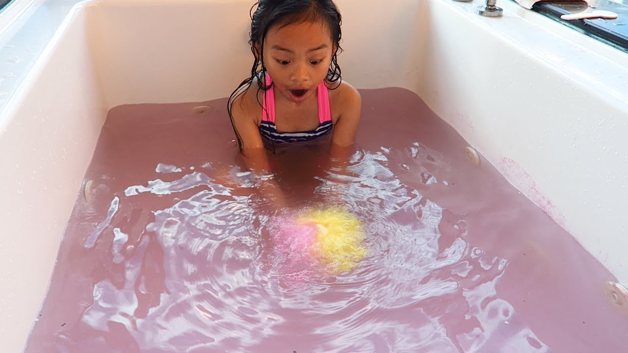 TRYING OUT DIFFERENT BATH BOMBS!!!