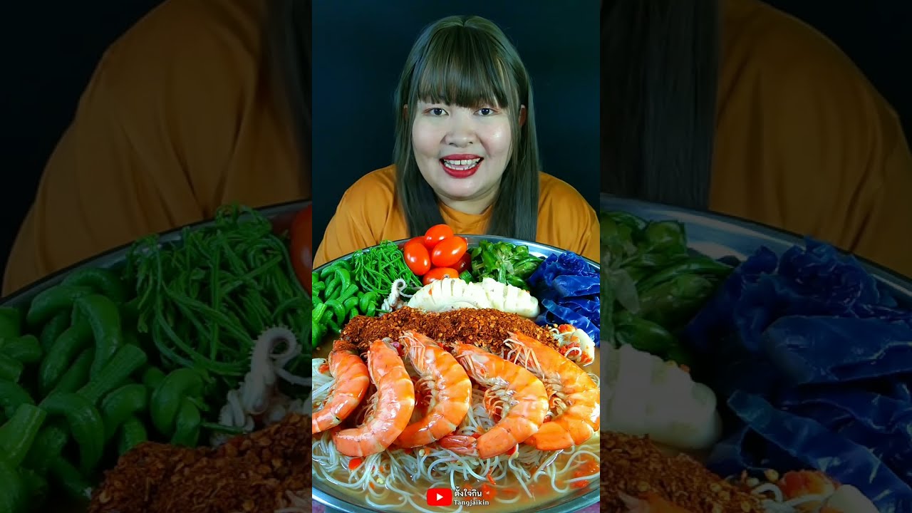 ขนมจีนซาวน้ำปลาร้า(ข้าวปุ้นซาว)ใส่กุ้ง หมึกกล้วยไข่ ลูกชิ้นปลา กินกับชะอมลวกผักก้านของลวก อร่อยสุดๆ
