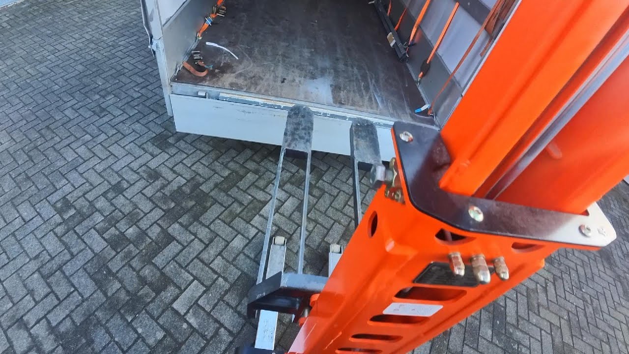 TOR Mitnahmestapler und E70-Hoflader beim Anhänger Entladen