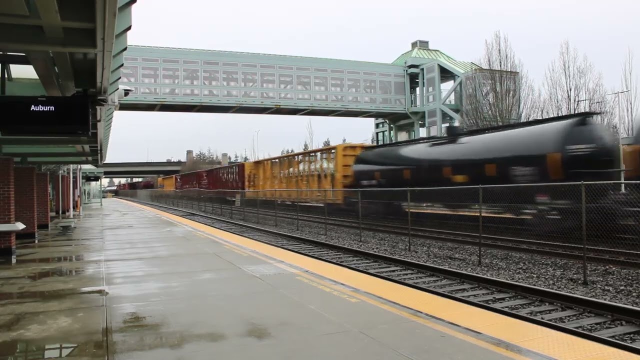 🚂🌧 BNSF Freight Thundering Through Auburn Station in the Rain! 🌧🚂