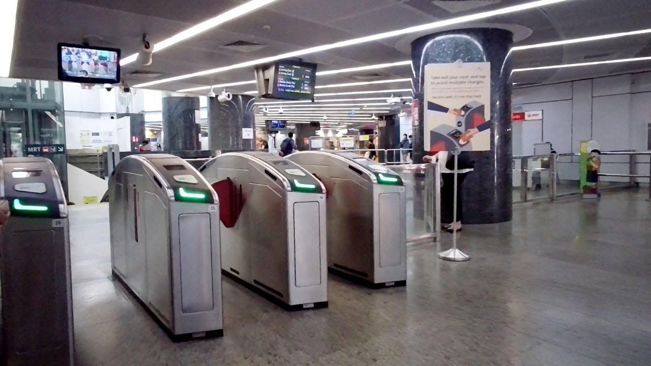 Singapore MRT ride from Orchard to Raffles Place train station