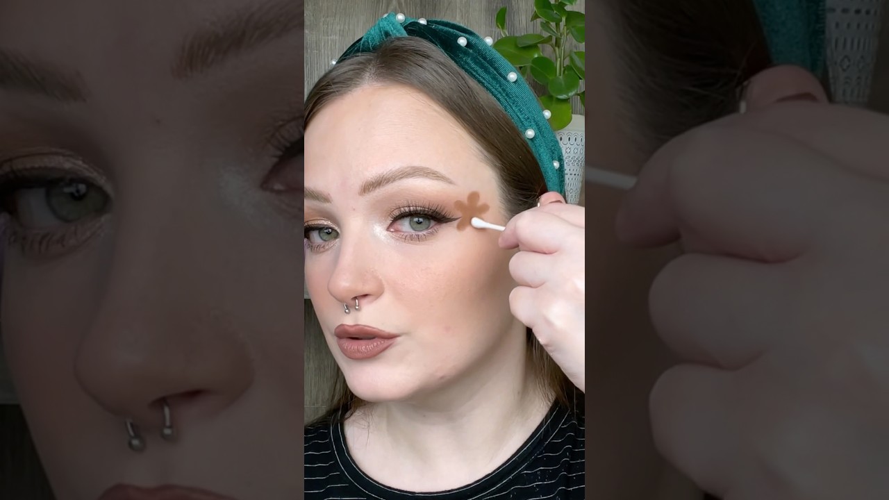 GINGERBREAD MAKEUP HACK!!🤎🎄 would you try it? #makeuptutorial #holiday #christmas #makeup #beauty