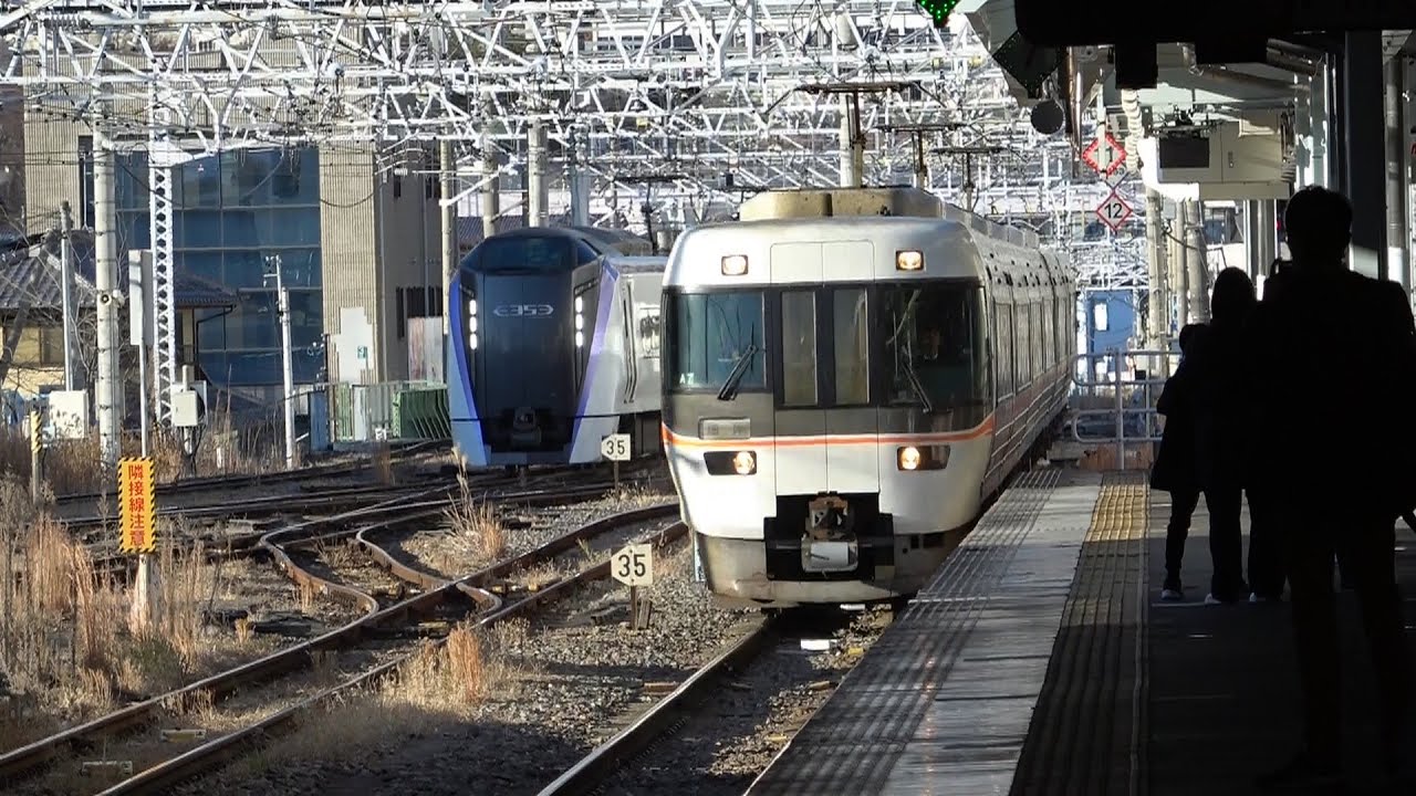 定期列車の間を縫って篠ノ井線を走行し、松本駅にてドア扱いの停車を行った、JR東海383系A7編成団体列車。