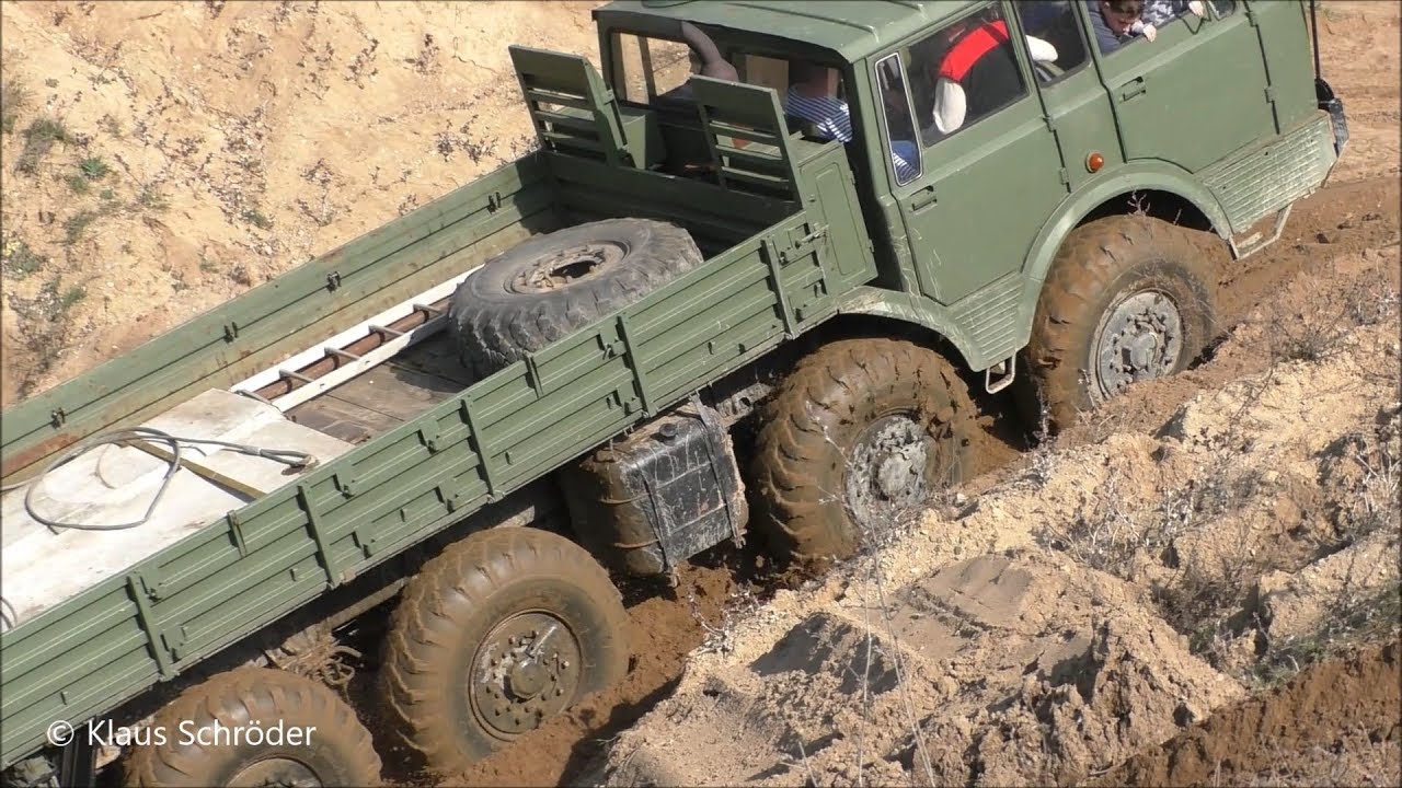 Tatra 813 8x8 k&auml;mpft sich durch die Sandgrube