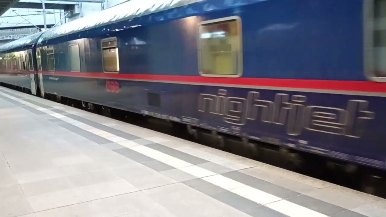 Abfahrt NJ 457 Berlin Hbf - Graz Hbf mit Kurswagen Budapest-Nyugati