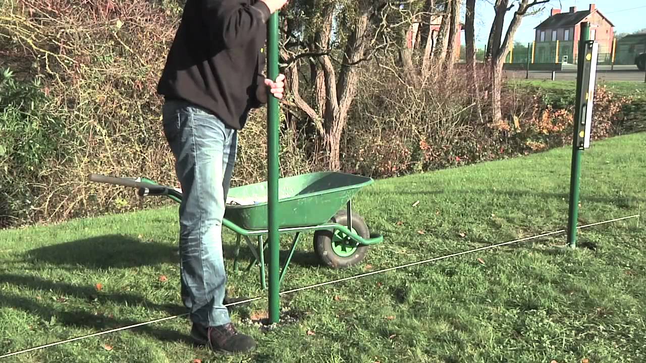 Comment poser une clôture en panneaux rigides ARISTA avec des poteaux ronds UNIVERS - DIRICKX ?
