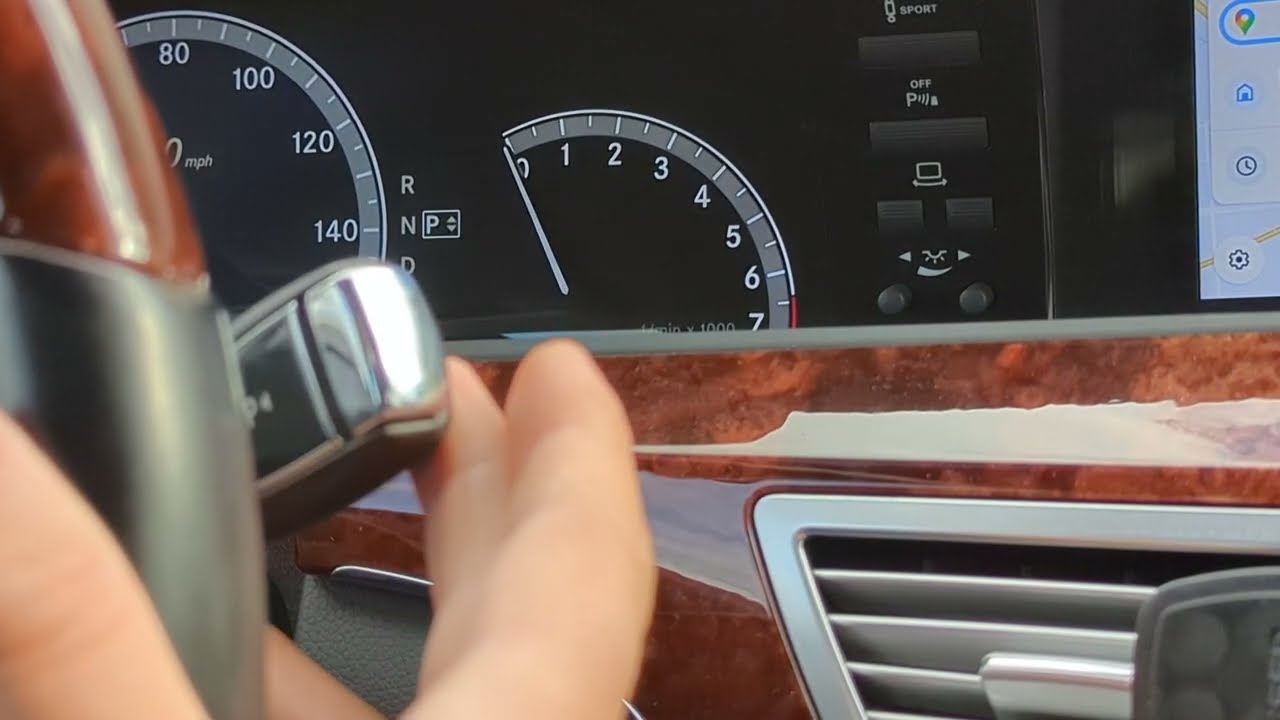 Переключите коробку передач Mercedes-Benz из положения «Парковка» в нейтральное положение с помощ...