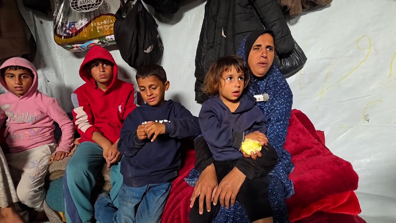 هالة عوض كفيفة تعيل أطفالها السبعة في خيمة مؤقتة غرب خان يونس بعد أن فقدت زوجها في الحرب على غزة
