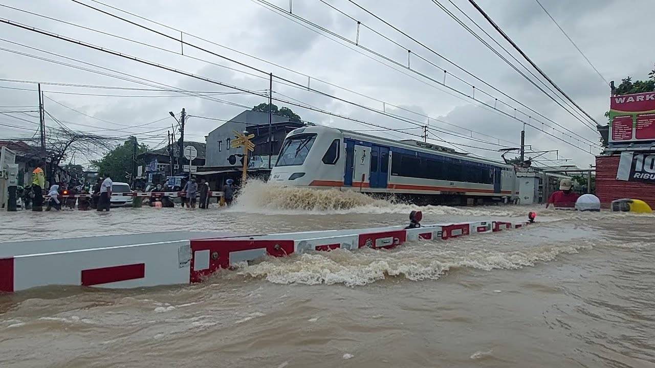 BANYAK Kendaraan Mogok Di Perlintasan JPL 8B Kedaung Kaliangke Saat Banjir Menghantam Jakarta