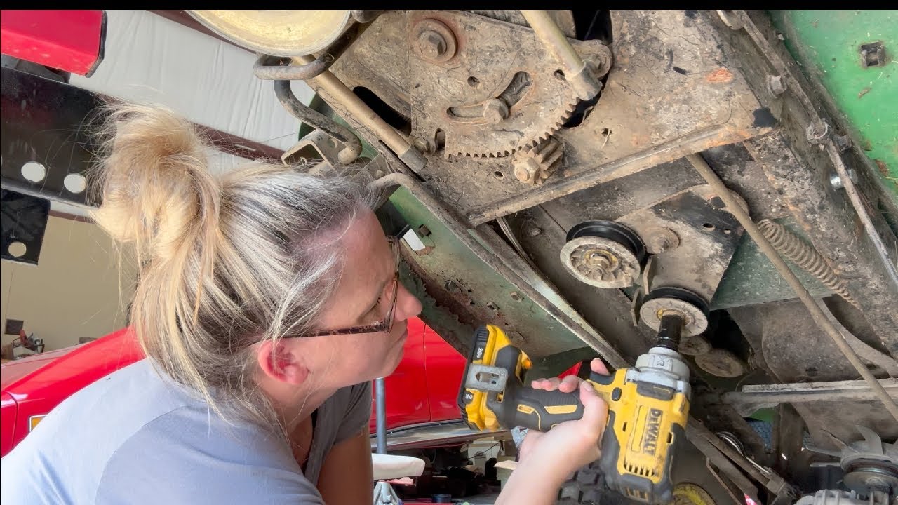 How To Change Out A John Deere Drive Belt In 10 Minutes! 100 Series, 42 Inch Cut
