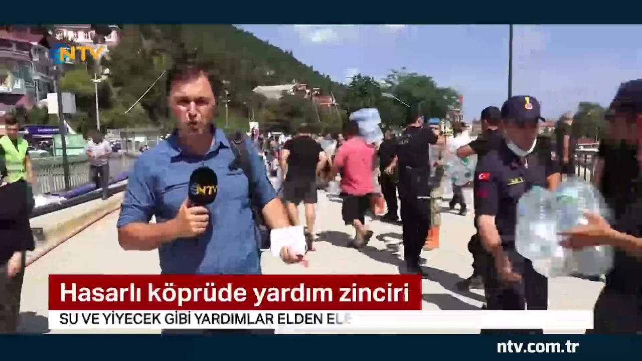 NTV | Hasarlı köprüde yardım zinciri