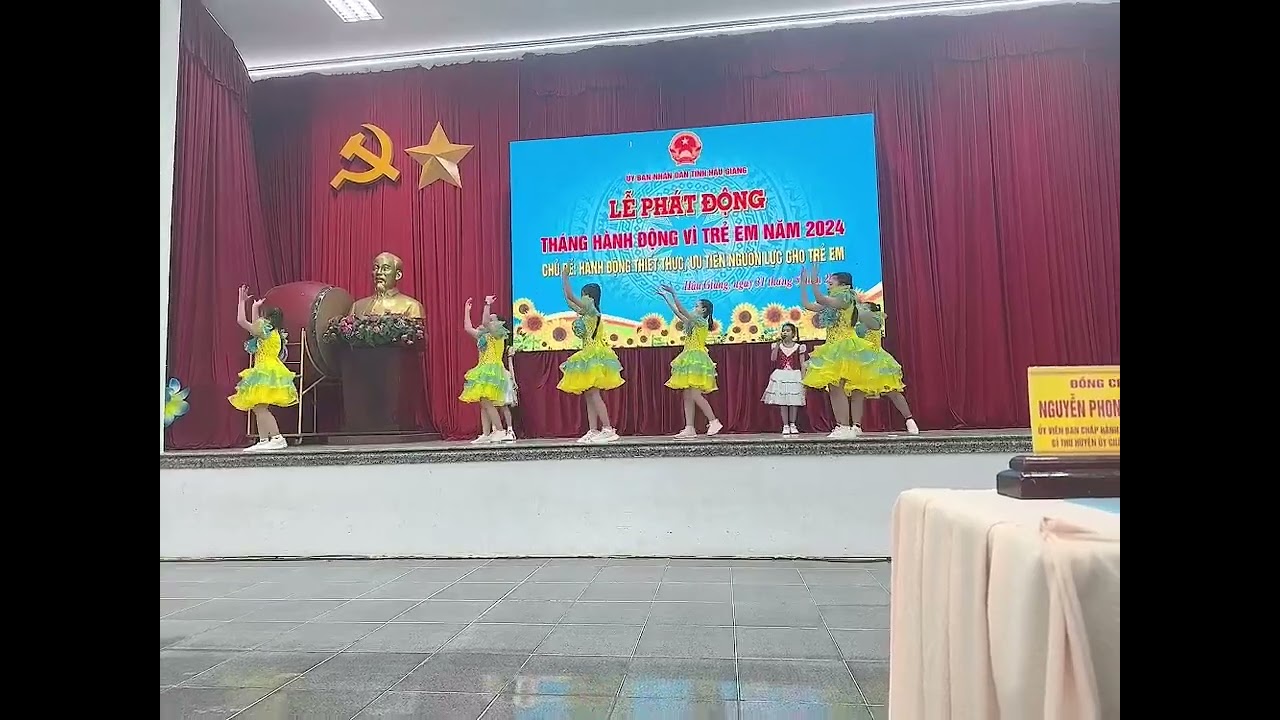 Em là bông hồng nhỏ - Đội văn nghệ thị trấn Cái Tắc