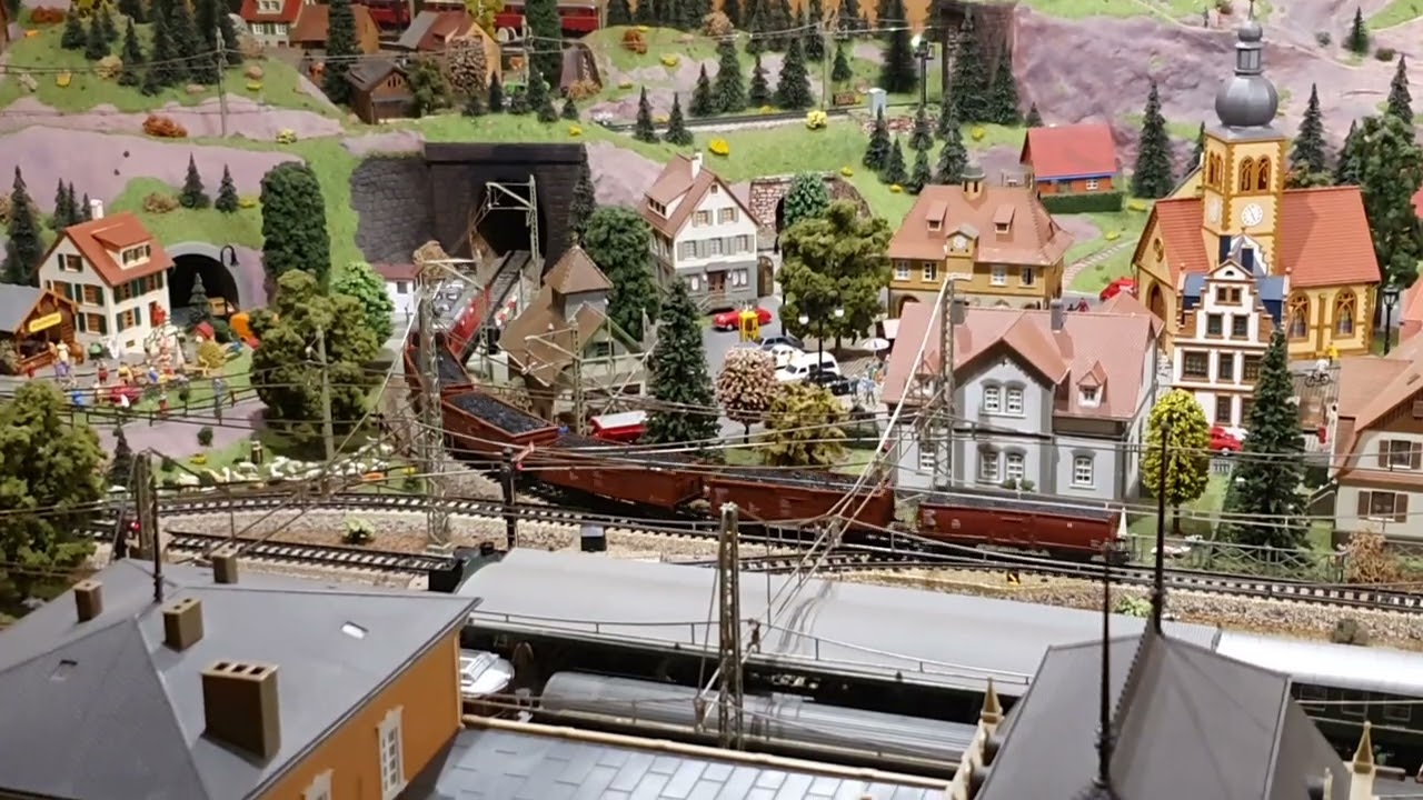 Märklin H0 M-Gleis - Schweizer HAG Re 4/4 mit schwerer Last unterwegs
