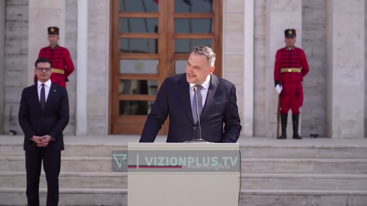 Pirro Vengu i kalon stafetën ministrit të ri të Mbrojtjes Ermal Nufi - Vizion Plus