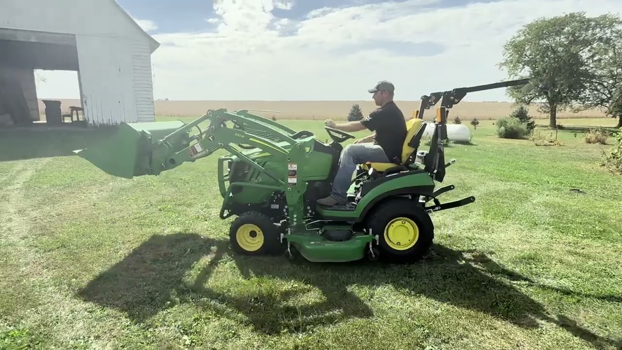Lot # : 1356 - John Deere 1025R Tractor with 120R loader - Tipton, IA -Estate Auction