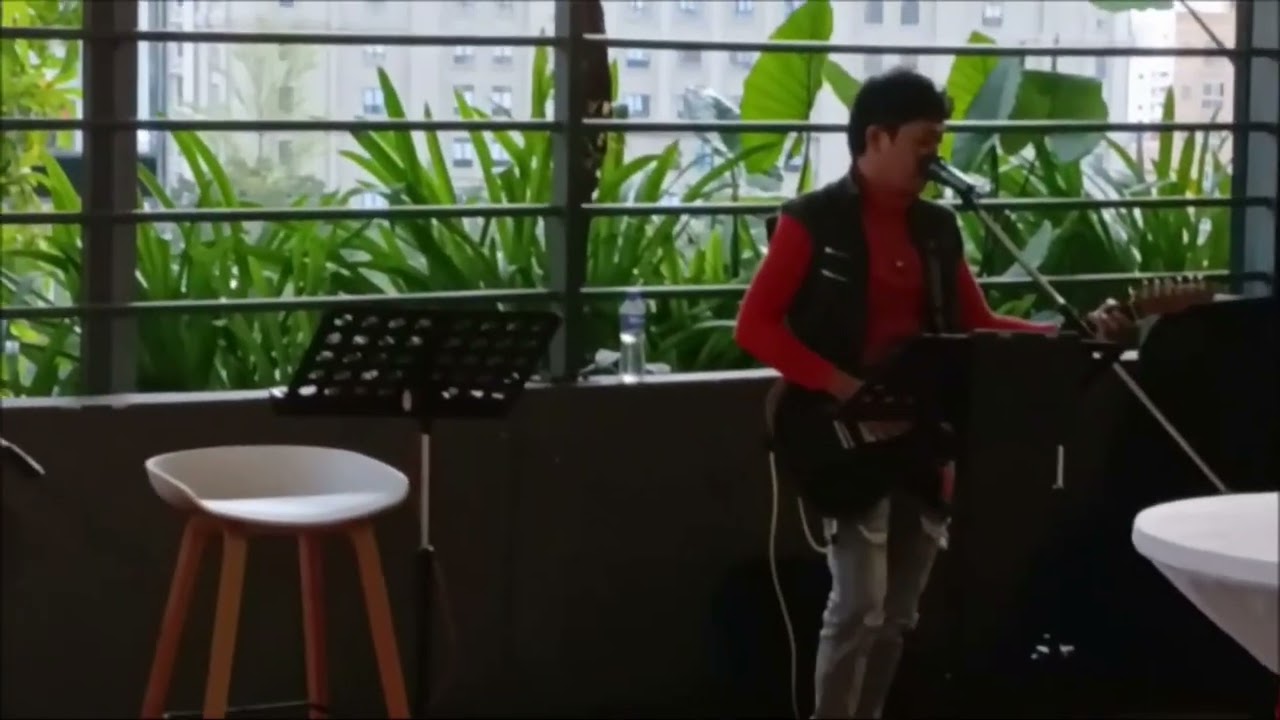 TK Central Christmas Market, lokale Musikgruppe singt Perfect, Phnom Penh, Kambodscha